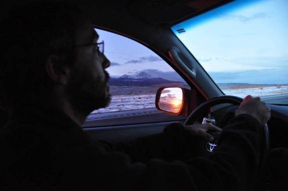 Dirigindo nas estradas do Colorado, nos Estados Unidos, durante o pôr-do-sol
